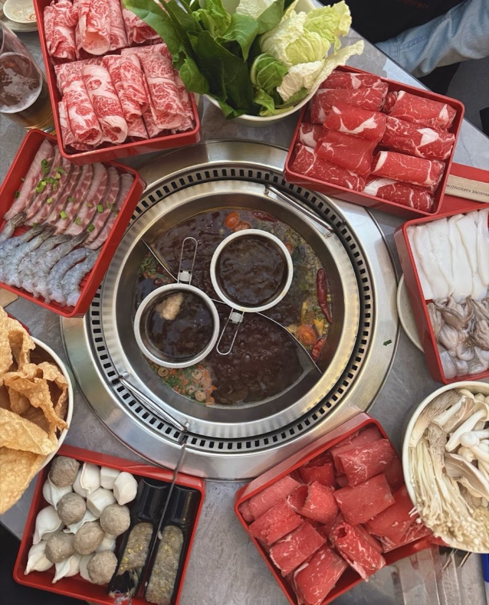 Zbliżenie na wbudowany w stół palnik i grill
