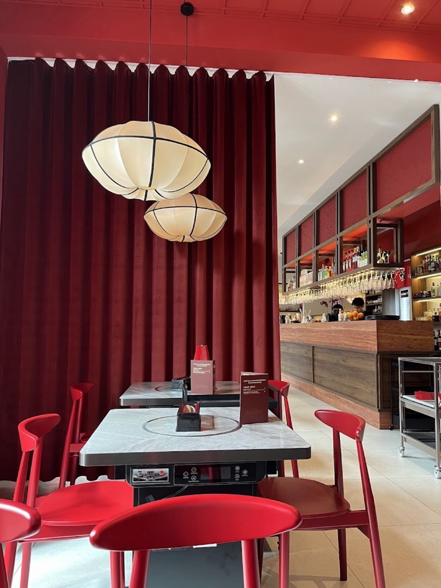 Czerwony salon z papierowymi lampionami